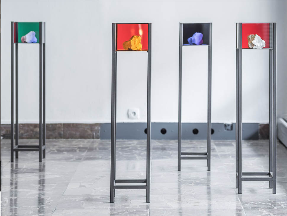 Lada Nakonechna. Flags. 2019. Objects (display case, plaster cast, glass)