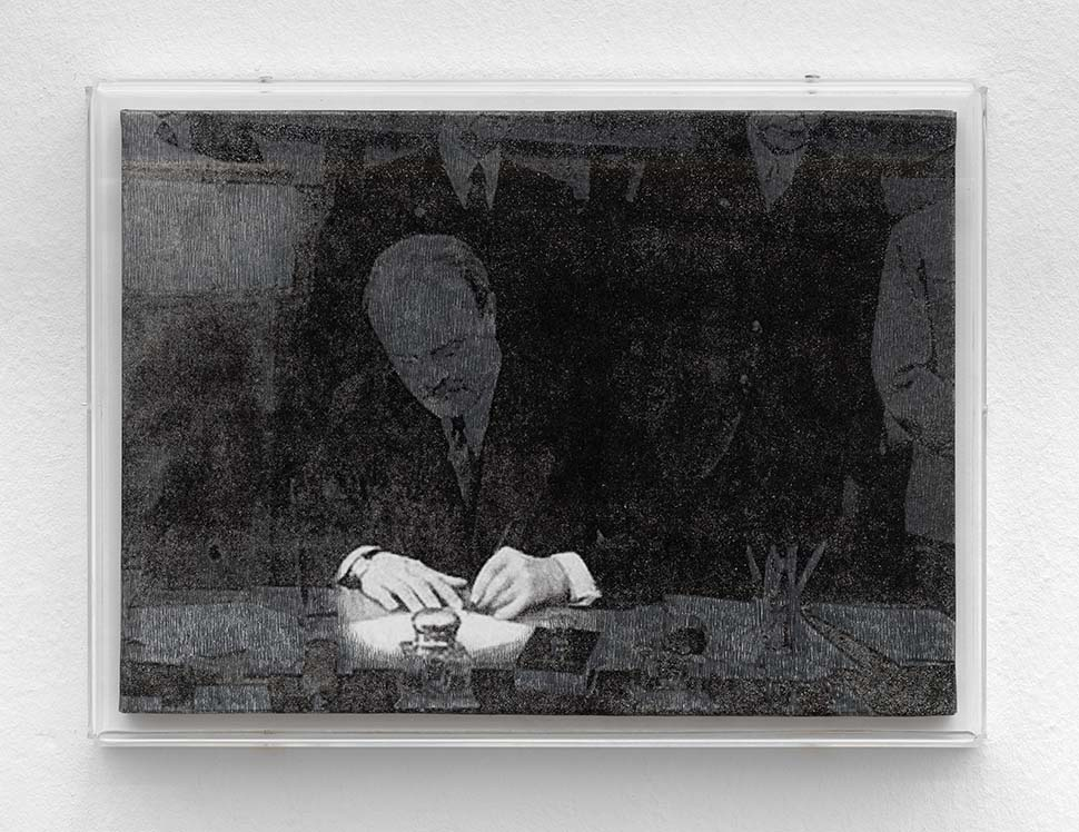 Лада Наконечна. «Декілька прикладів зі сфери управління». 2018. Переносний друк, графіт на папері, дерев’яна основа. 38 х 25 х 2 см