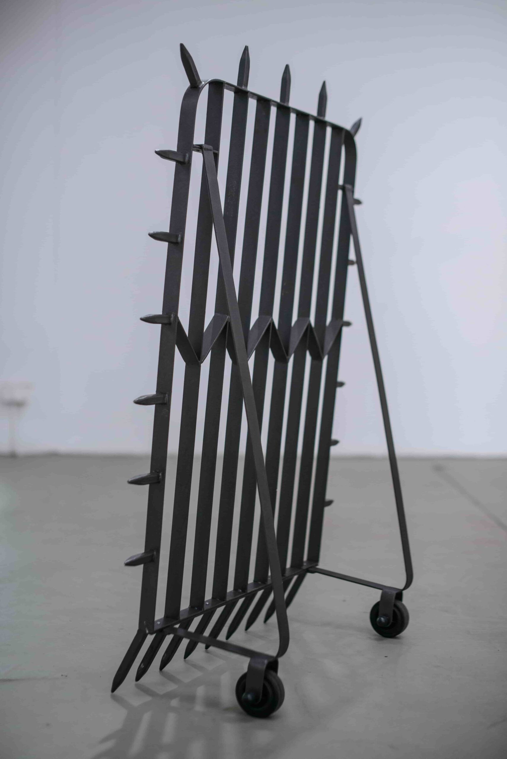 Лада Наконечна. «Персональний щит». 2011. Об’єкт (метал, колеса). 115 × 80 × 20 см