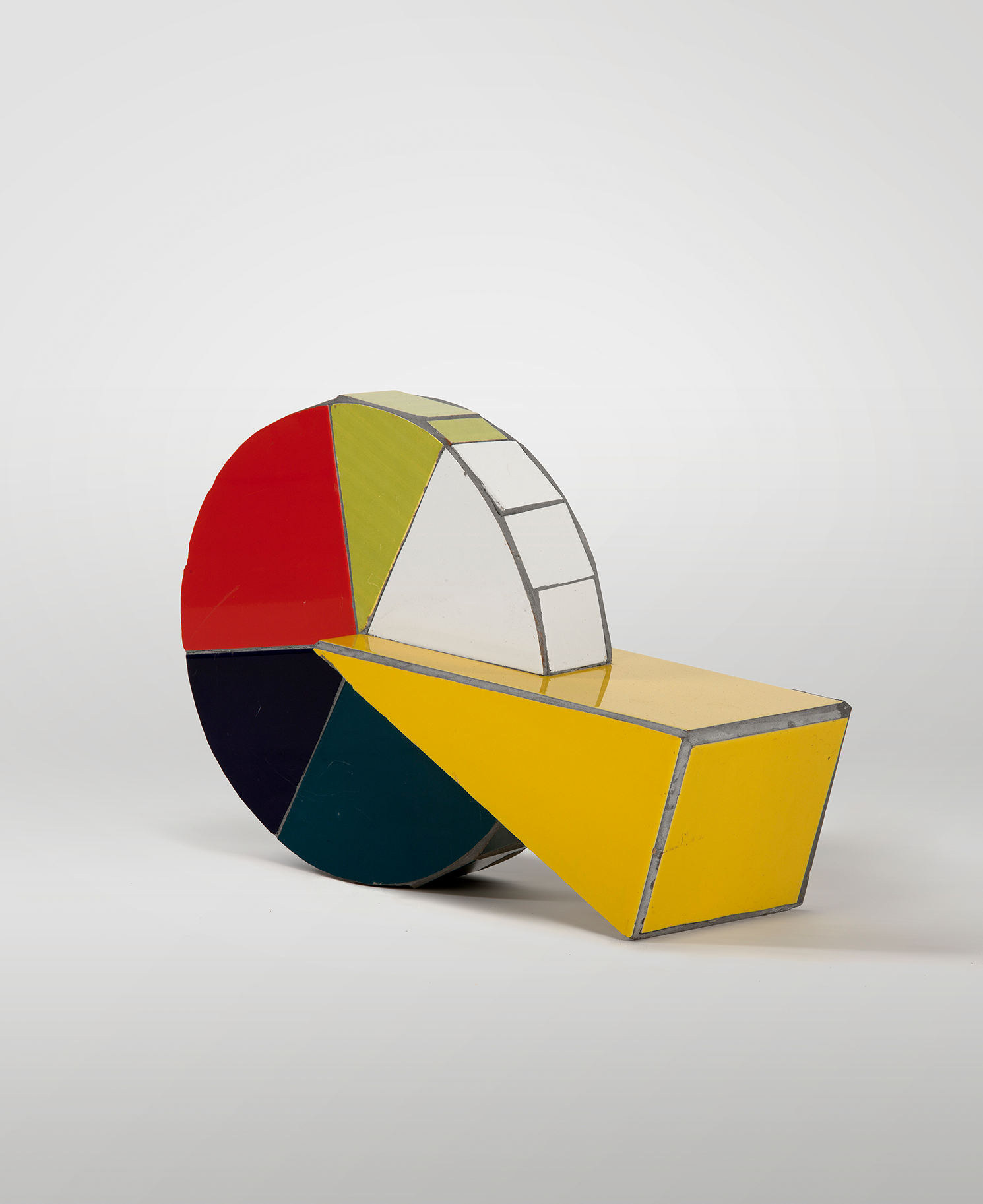 Жанна Кадирова. «Кругова діаграма 01» із серії «Розрахунок». 2008–2009. Керамограніт, цемент, монтажна піна. Розміри варіюються