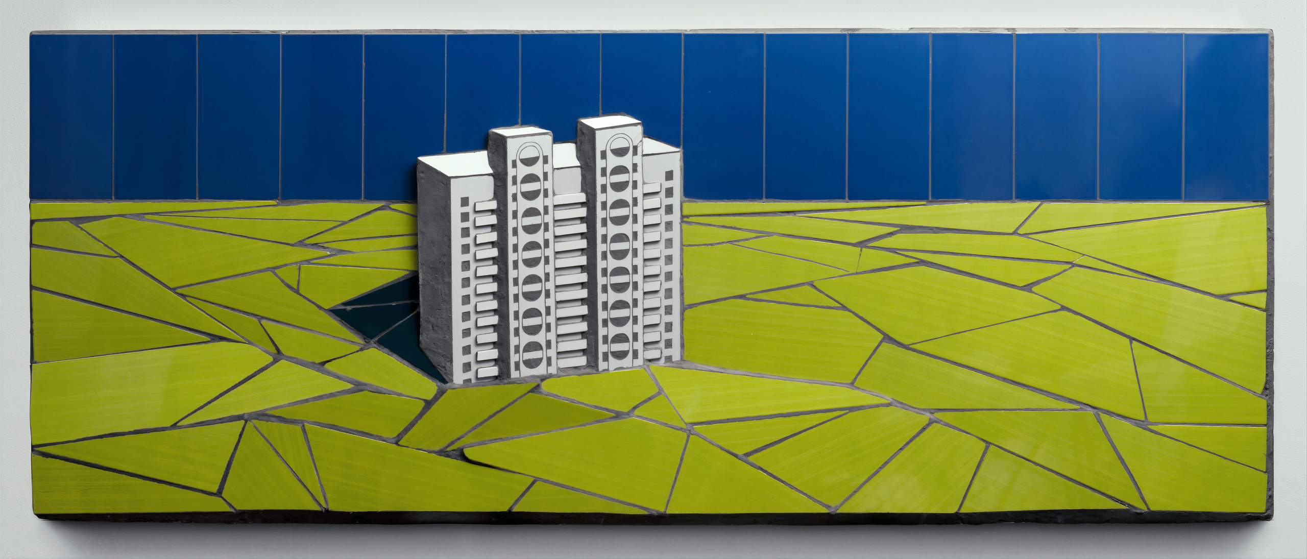 Жанна Кадирова. «Орбіта». 2009. Керамічна плитка, цемент, гіпсокартон. 300 × 120 × 8 см