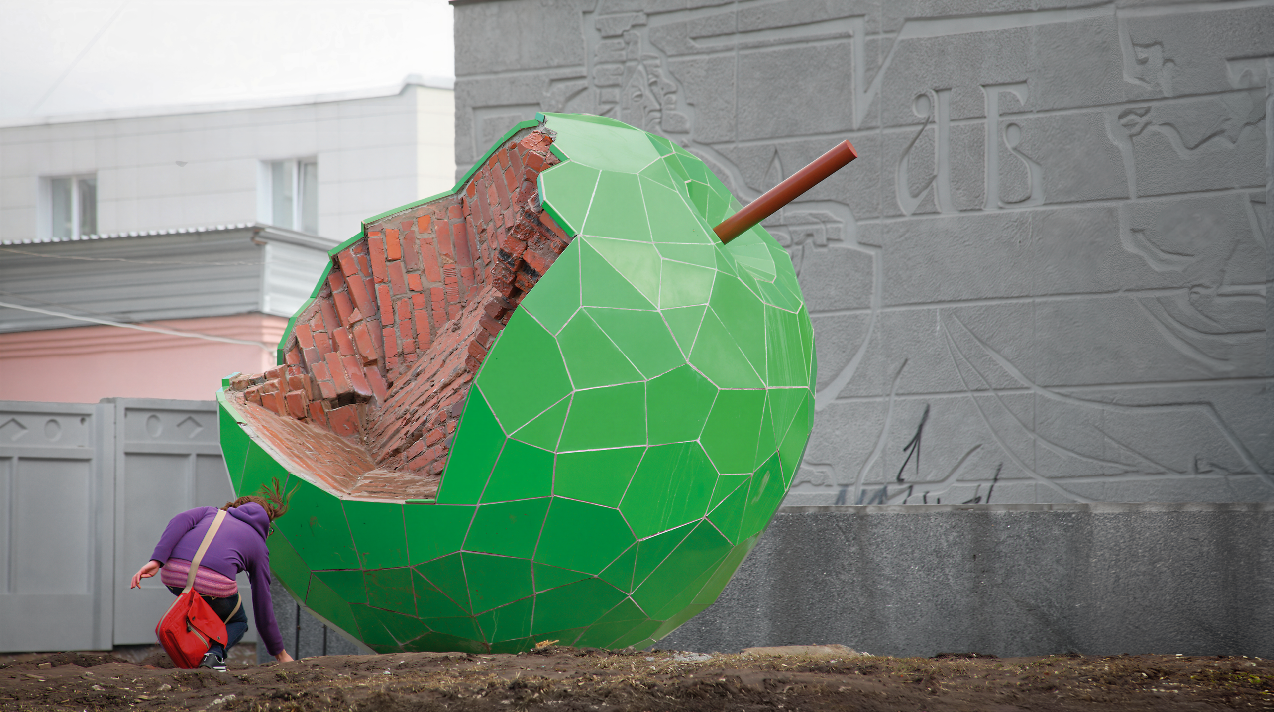Жанна Кадирова. «Яблуко» із серії «Фрукт». 2010. Цемент, фрагмент цегляної стіни, порцелянова плитка